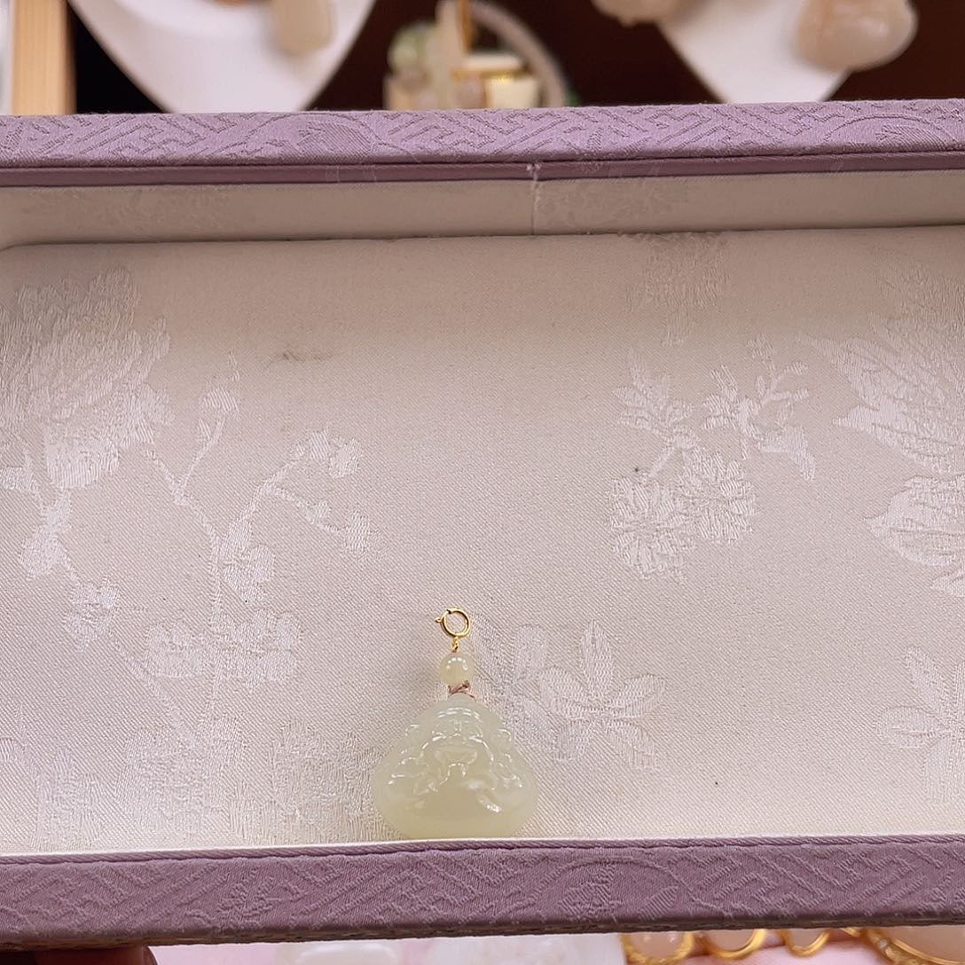 和田玉吊坠(不含链)18K金镶嵌人**暮