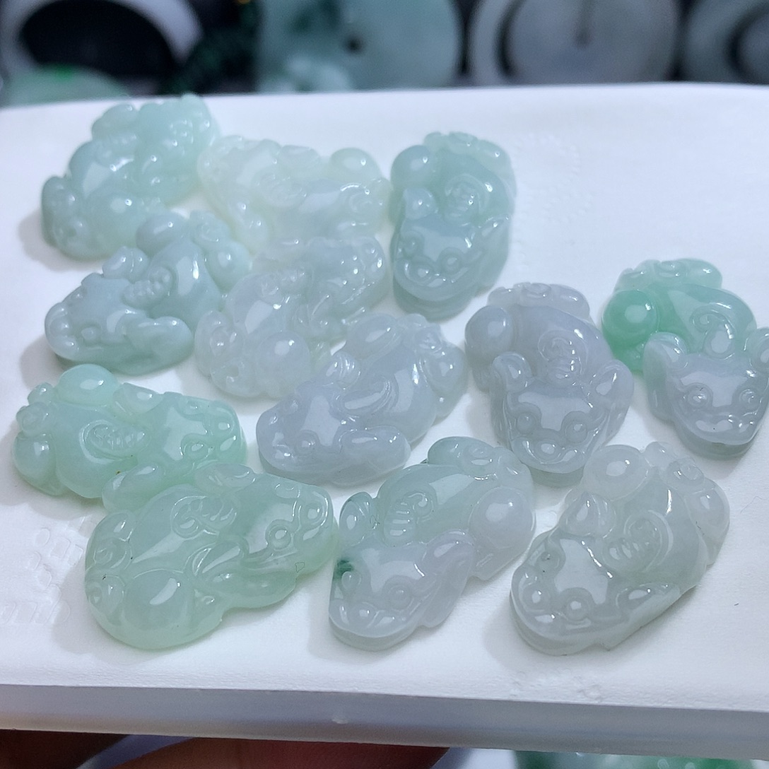 翡翠未镶嵌颈饰发2个