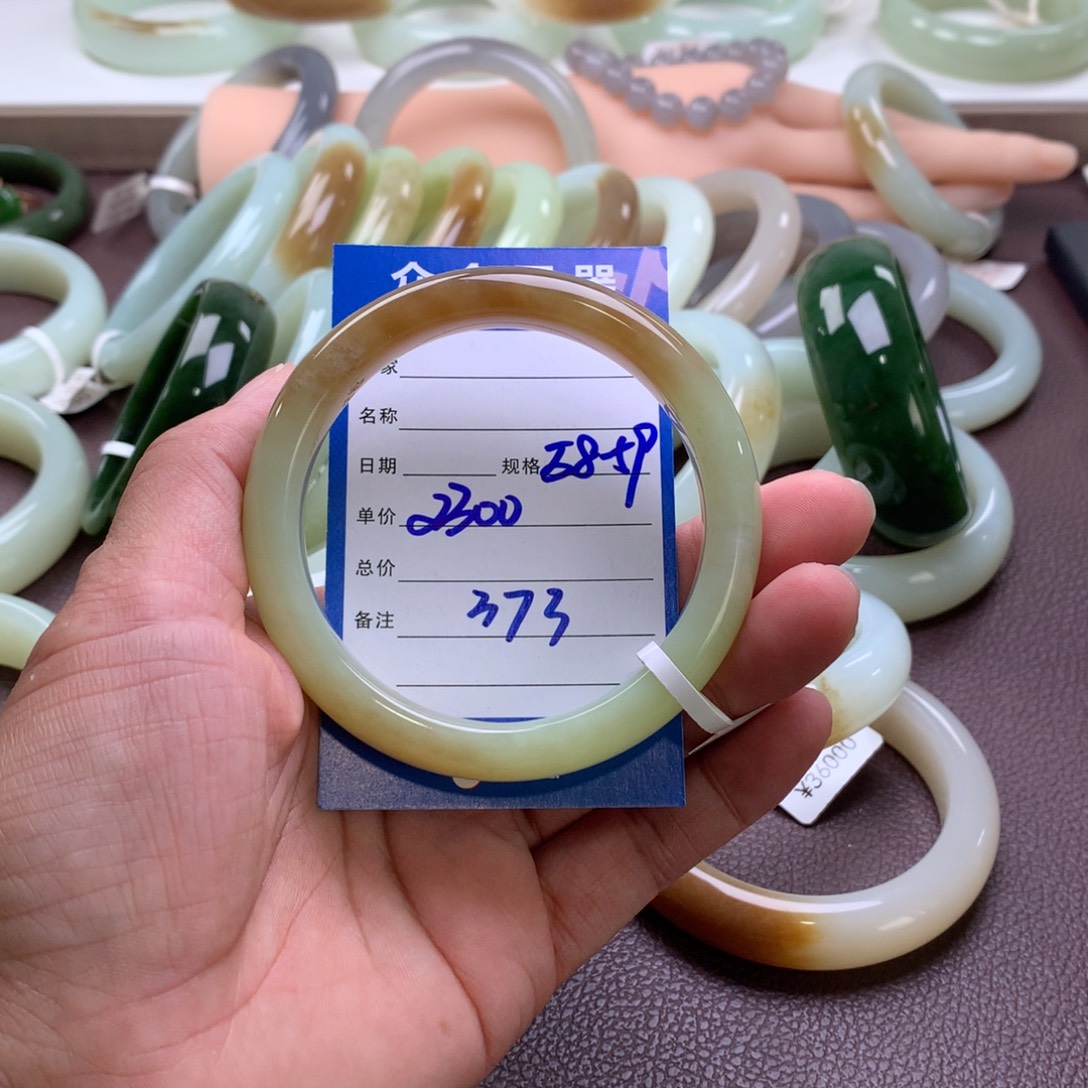 大***姐和田玉手镯未镶嵌