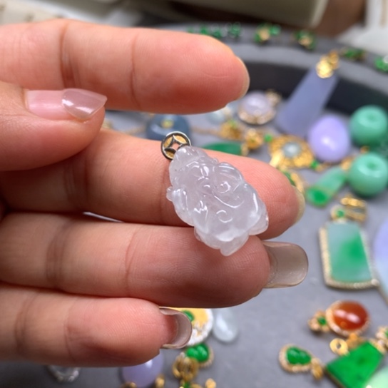 颈饰18K金镶嵌翡翠