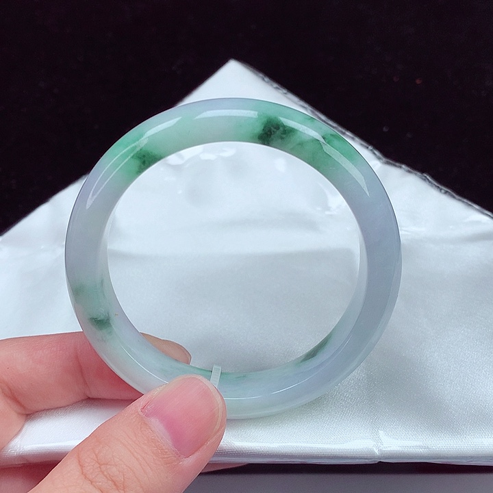 翡翠手镯未镶嵌翡翠