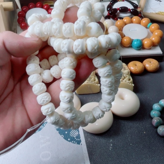 独独雕刻白色长链