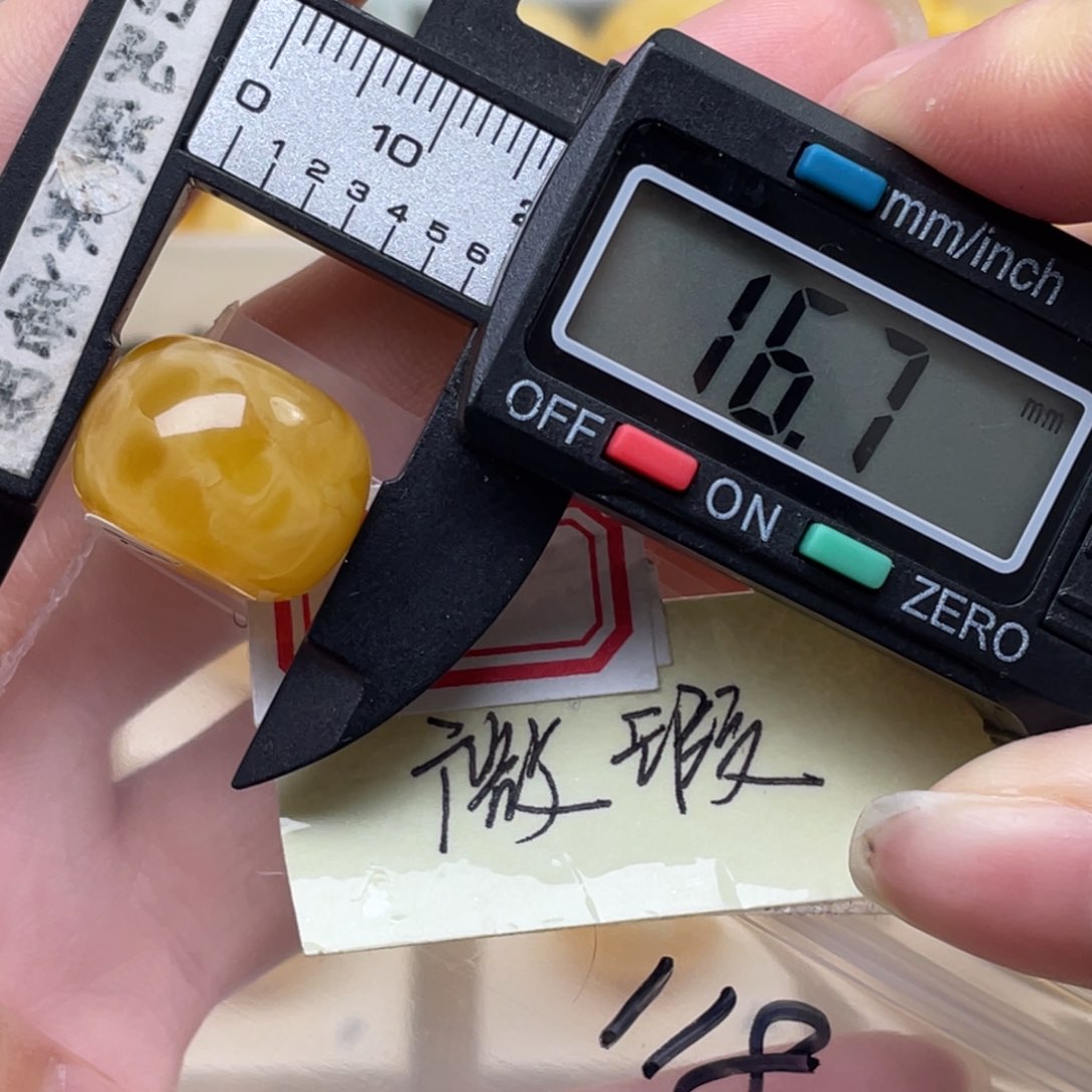 蜜蜡裸石未镶嵌大瑕