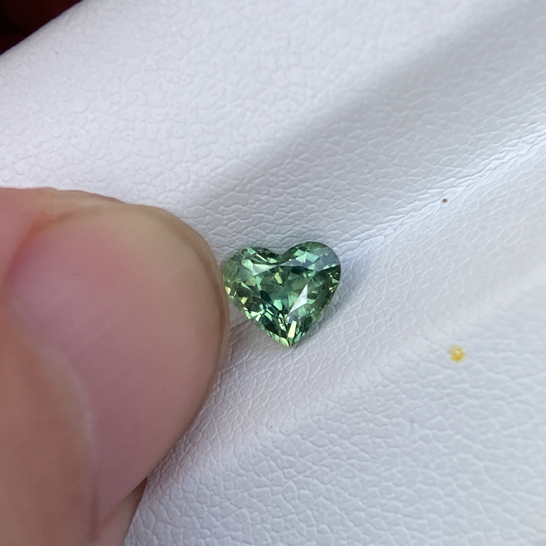 自然光天然绿色心形蓝宝石0.85克拉