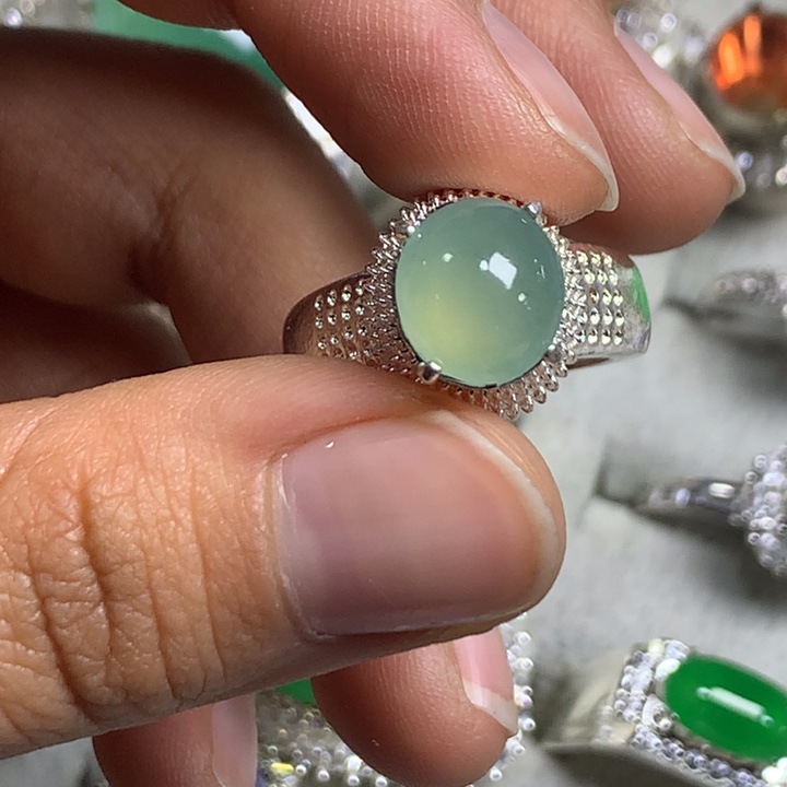 翡翠未镶嵌戒指铜托，卖裸石，需要二次镶嵌