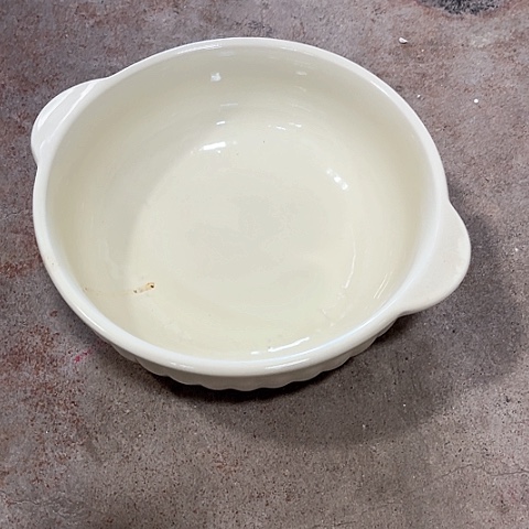 微瑕，不能明火，口径26厘米，高度8奶油色变形针孔