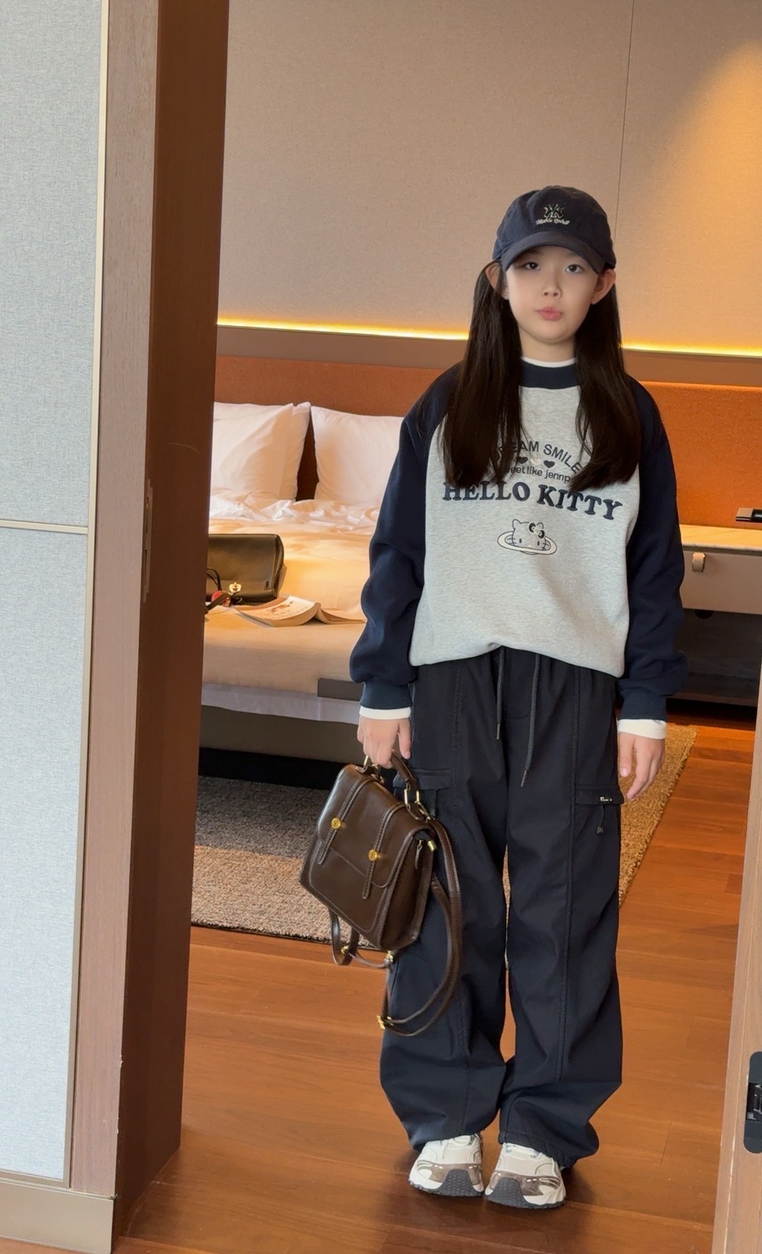 泡妈童装  【KT卫衣】冬季儿童新款圆领男童插肩袖女童卫衣25297