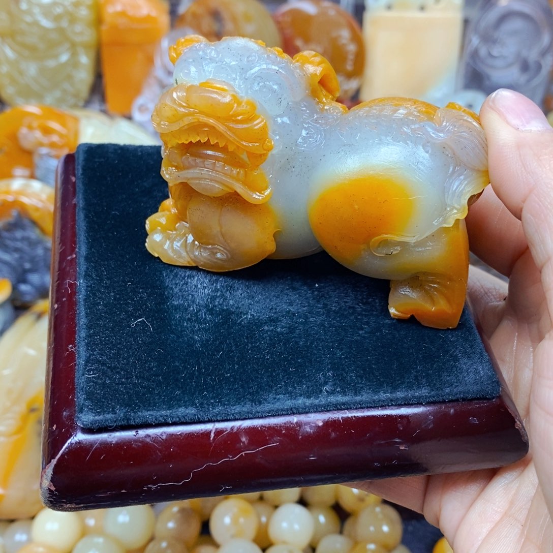 石英质玉（黄龙玉）未镶嵌颈饰