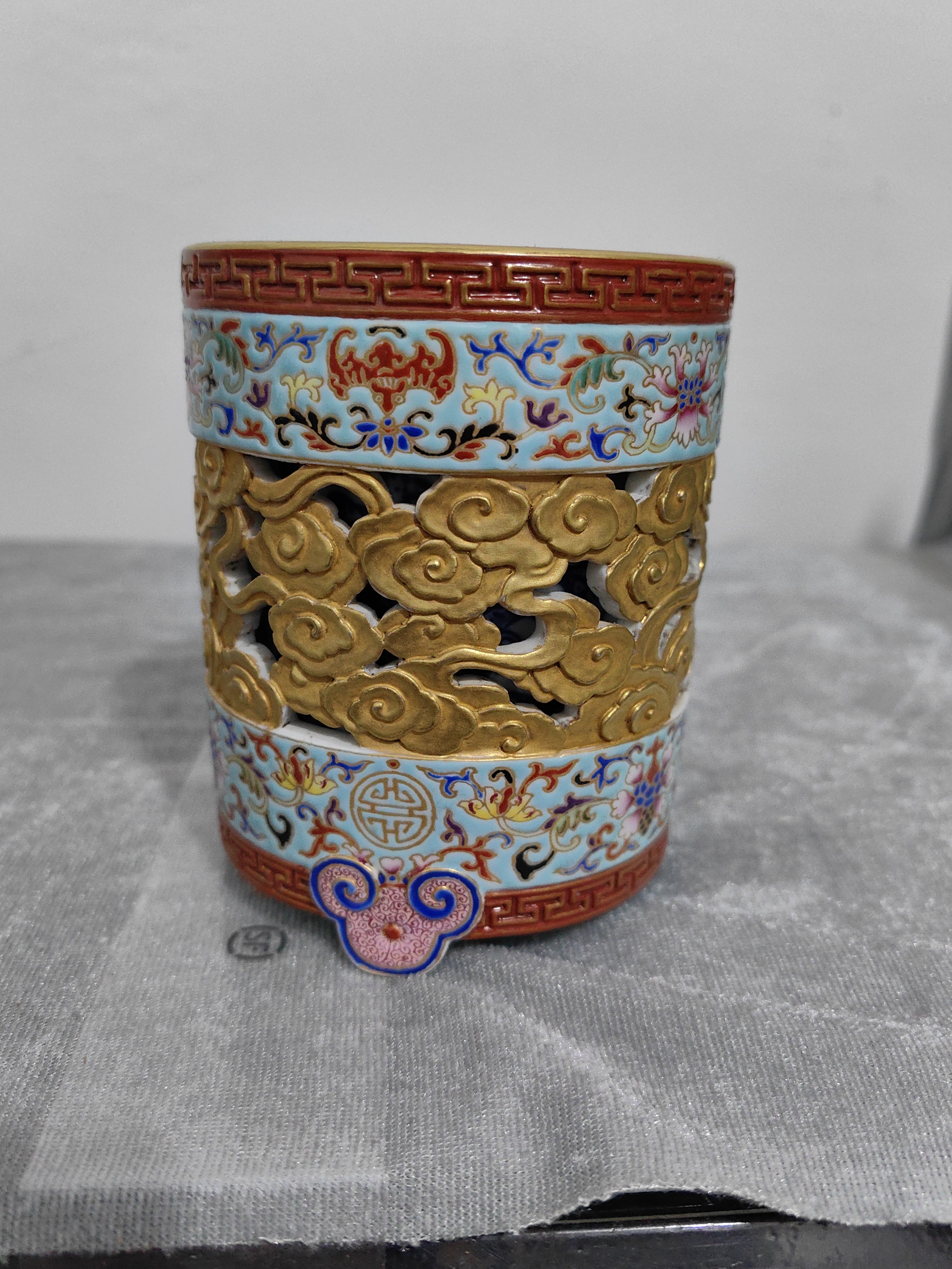 精工粉彩镂空三足笔简