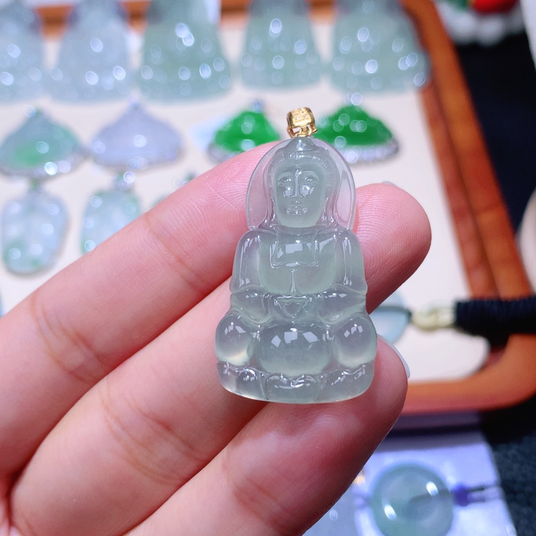 颈饰18K金镶嵌翡翠观音