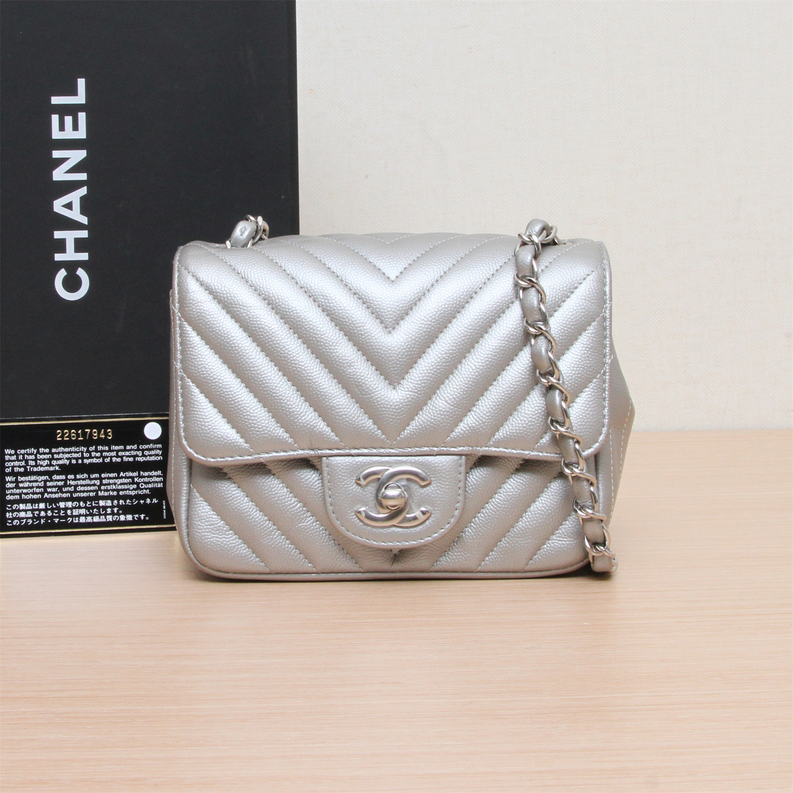 99新 Chanel/香奈儿 小花黑黑 方胖子 银色 皮革C 22开 V纹