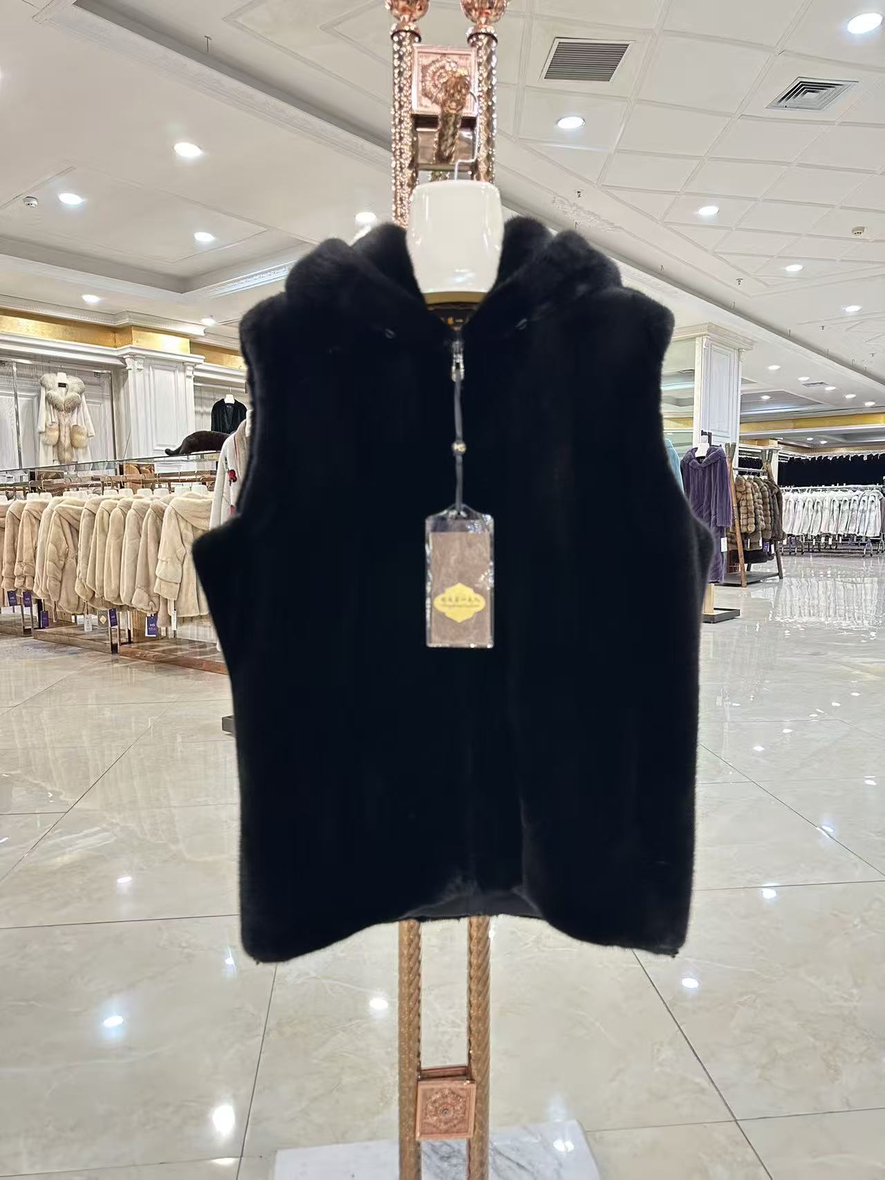 男装宝嘉美短款黑色皮草马甲