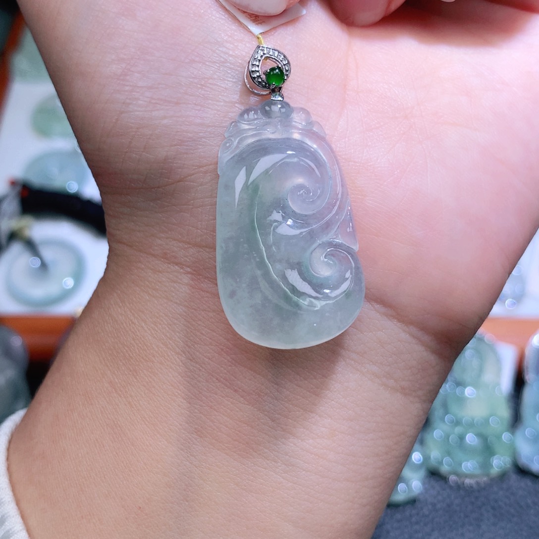 翡翠18K金镶嵌颈饰如意