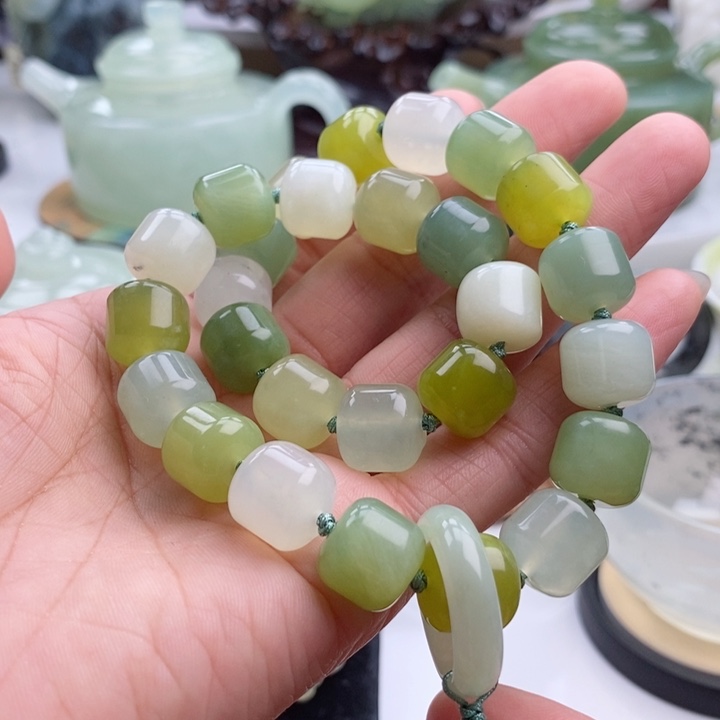 岫玉四大名玉手持未镶嵌