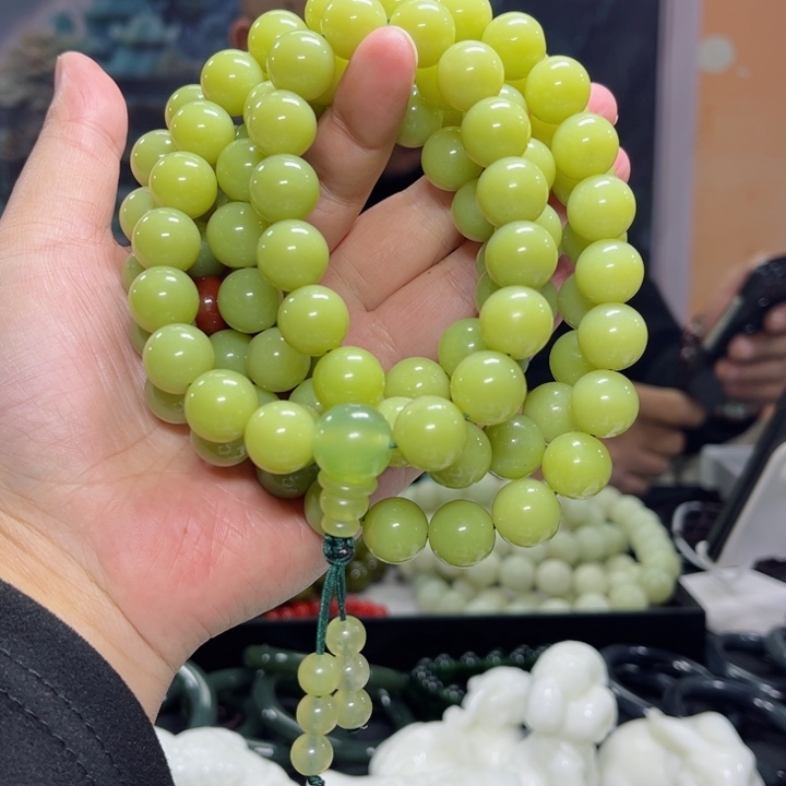 蛇纹石玉颈饰未镶嵌L*y