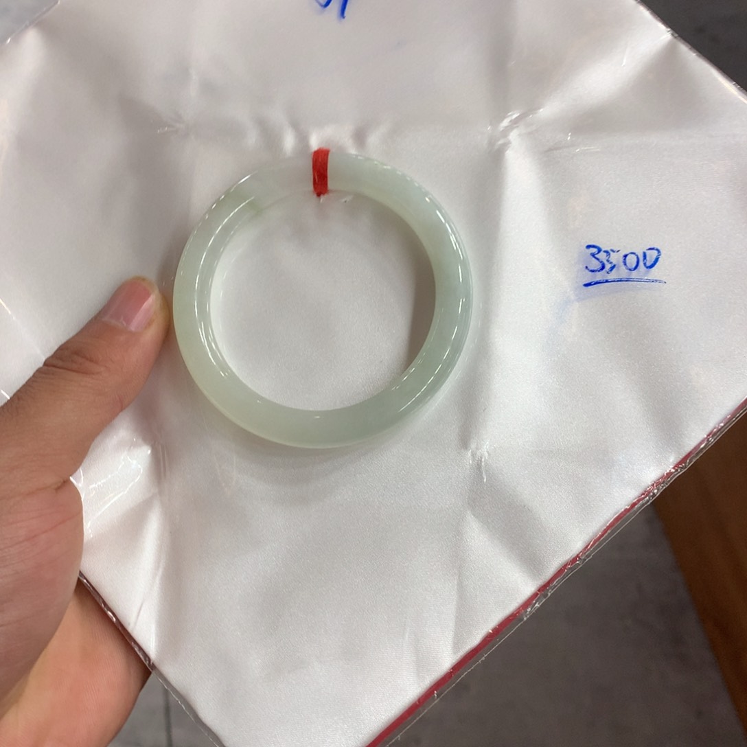 翡翠手镯未镶嵌翡翠