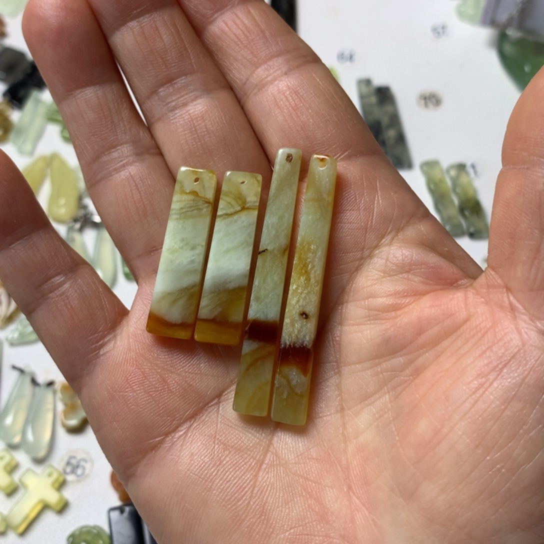 E***维蛇纹石玉未镶嵌耳坠