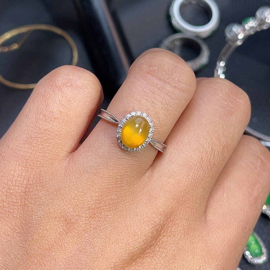 翡翠18K金镶嵌戒指蛋面