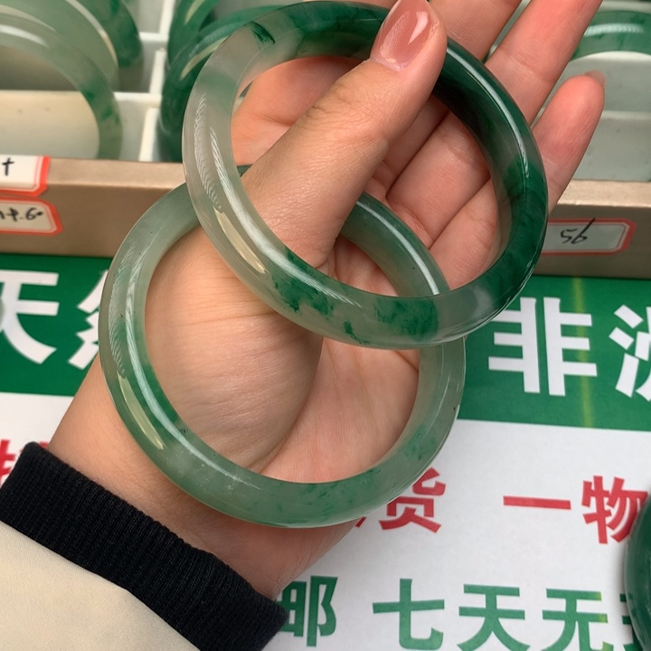 石英质玉手镯未镶嵌甜**?