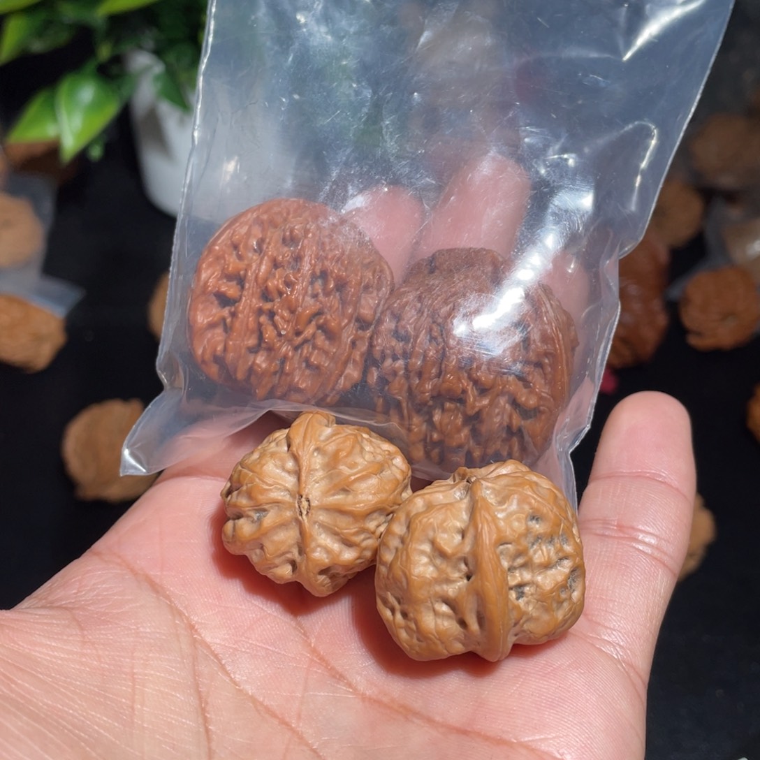 熙***扬文玩核桃吊坠2对核桃