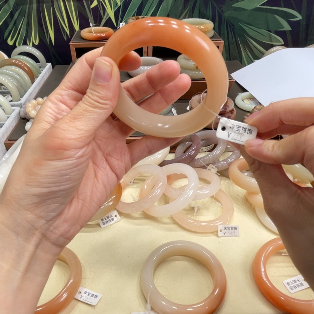 心***晴石英岩玉未镶嵌手镯