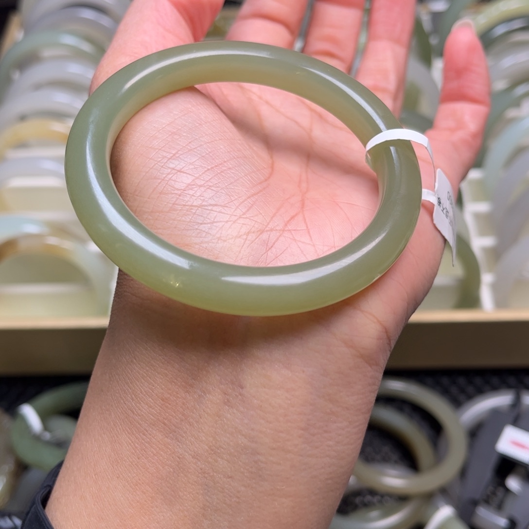 和田玉未镶嵌手镯57圈