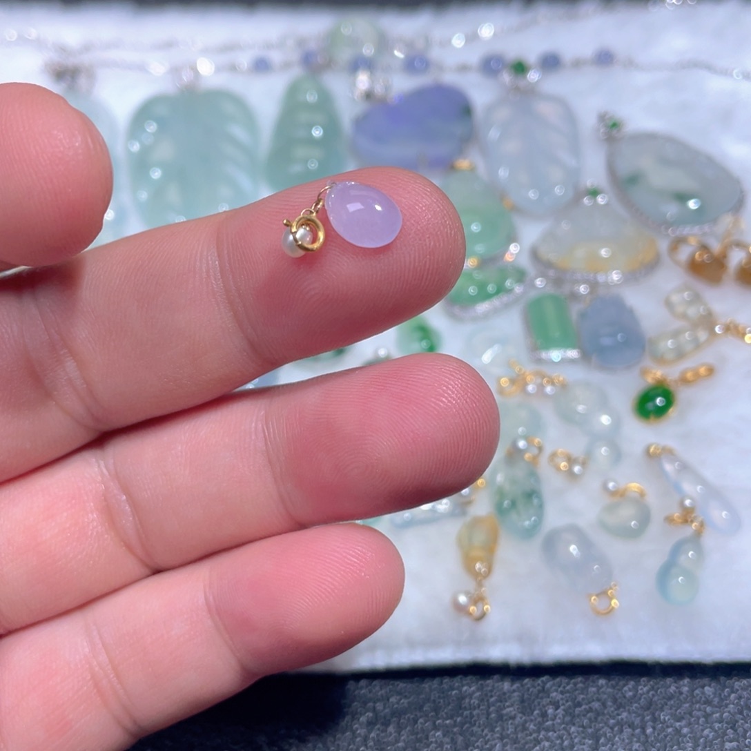 颈饰18K金镶嵌翡翠