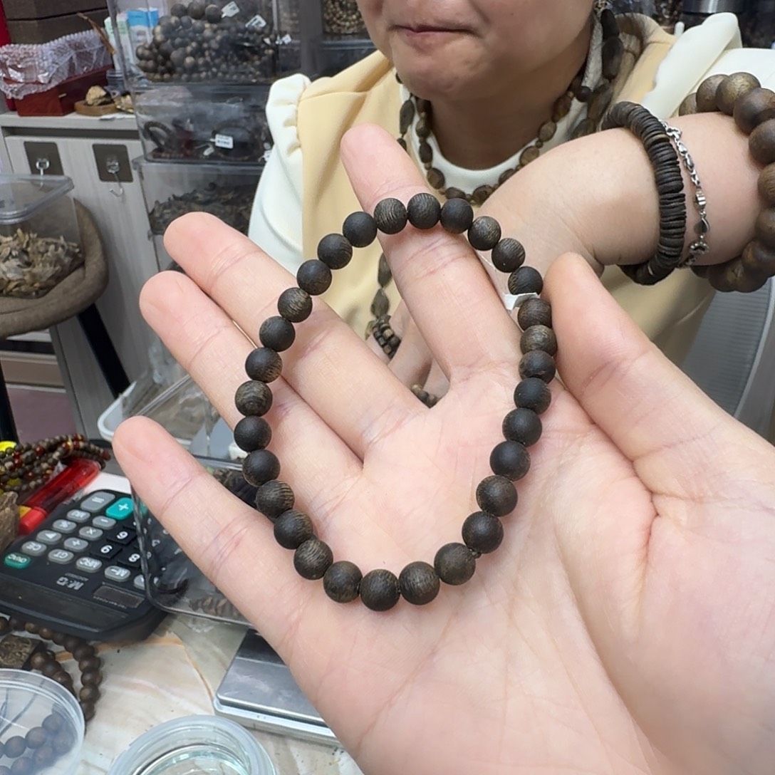 沉香碎屑沉香海南莺歌绿母树沉水 6-5 克多样性发一串