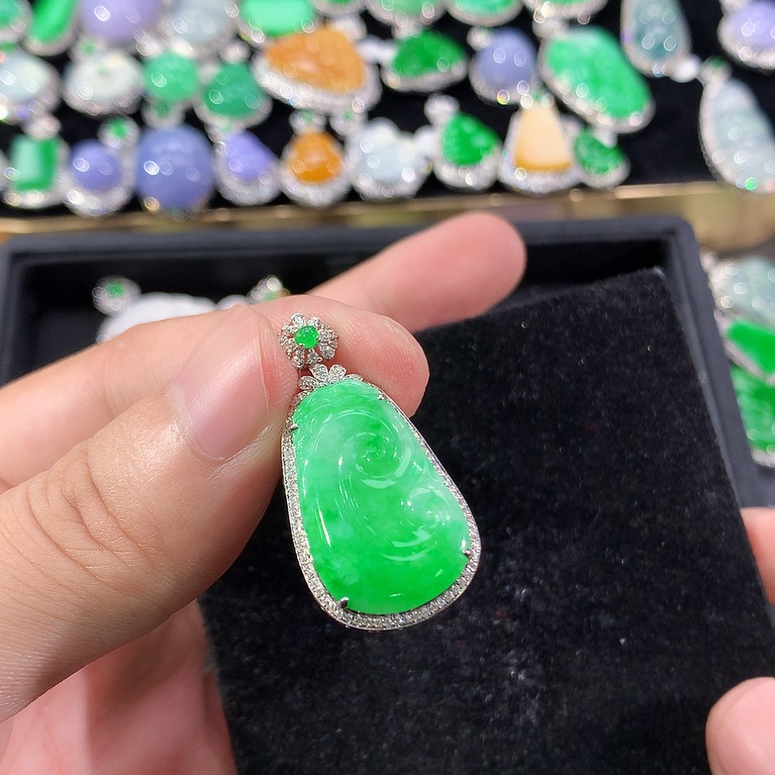 翡翠18K金镶嵌颈饰