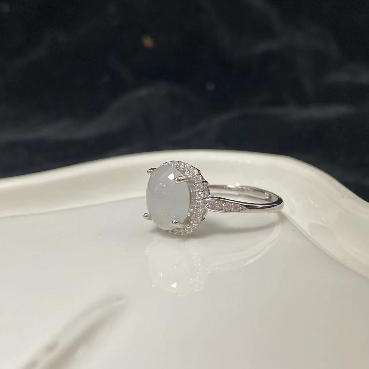 翡翠白冰蛋面戒指 简约百搭款戒指