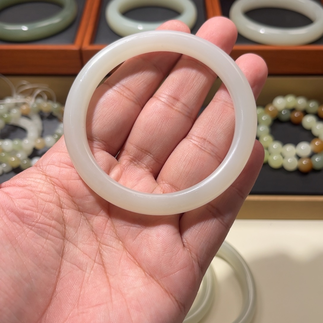 和田玉未镶嵌手镯