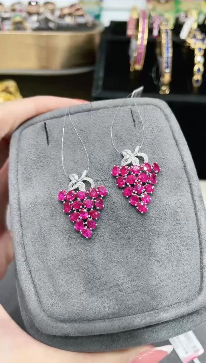 18K金镶嵌红宝石吊坠葡萄款 多样性发其一