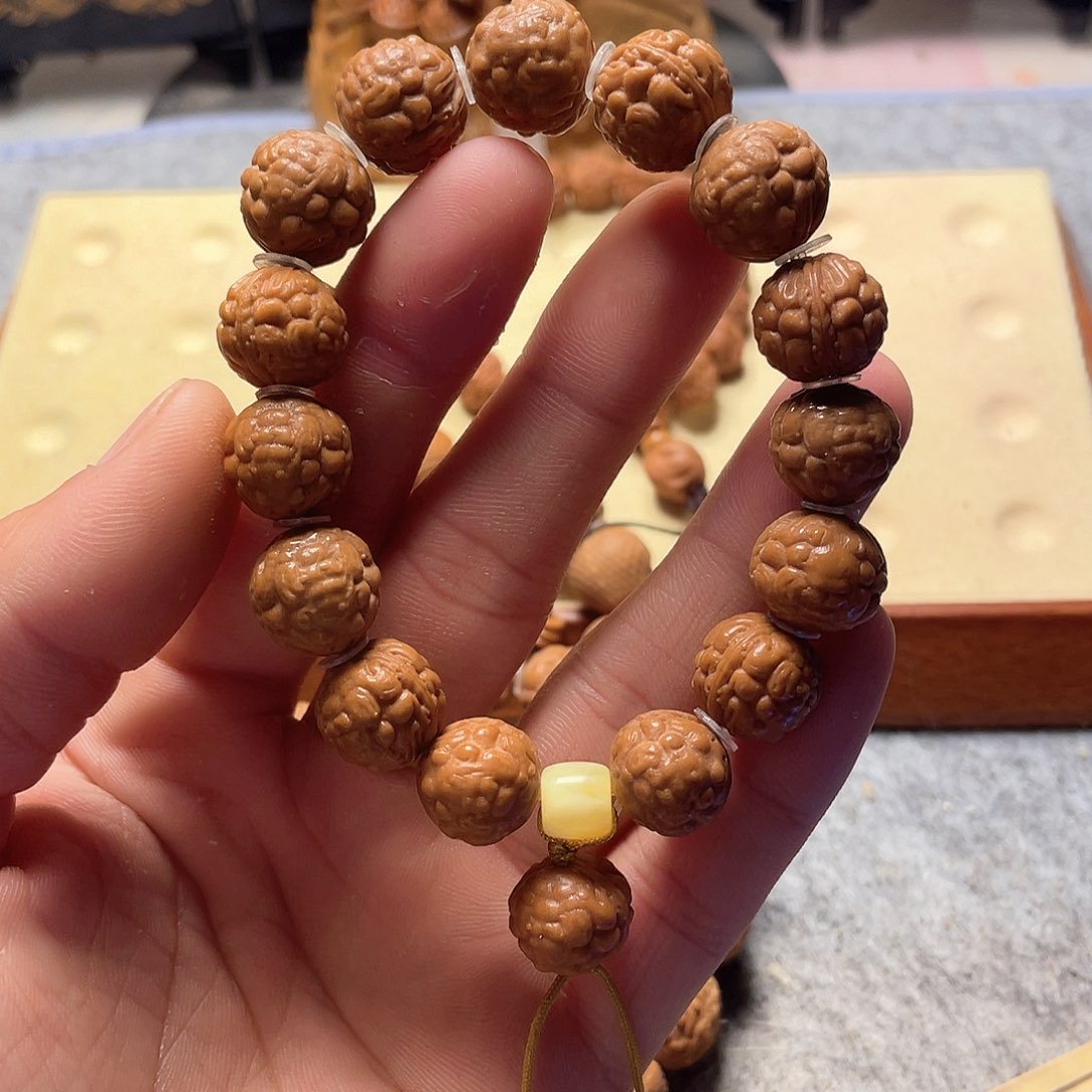 猴头核桃雕刻金蟾