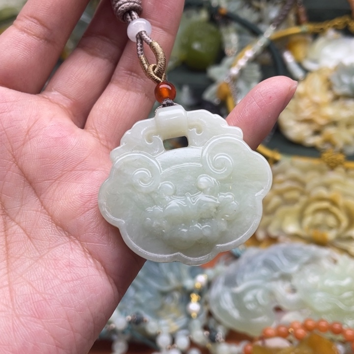 蛇纹石玉吊坠合金