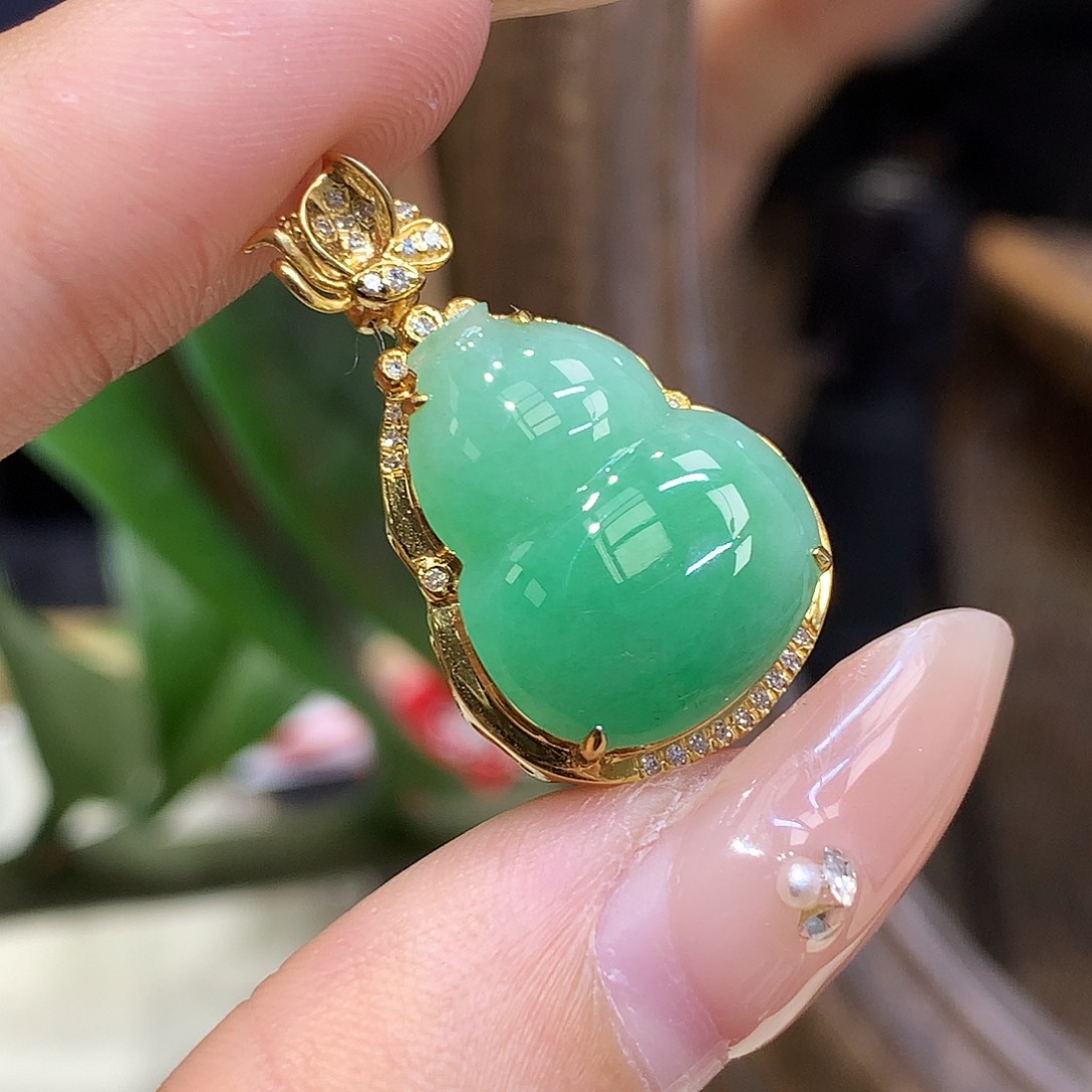 18K金镶嵌挂件翡翠绿葫芦