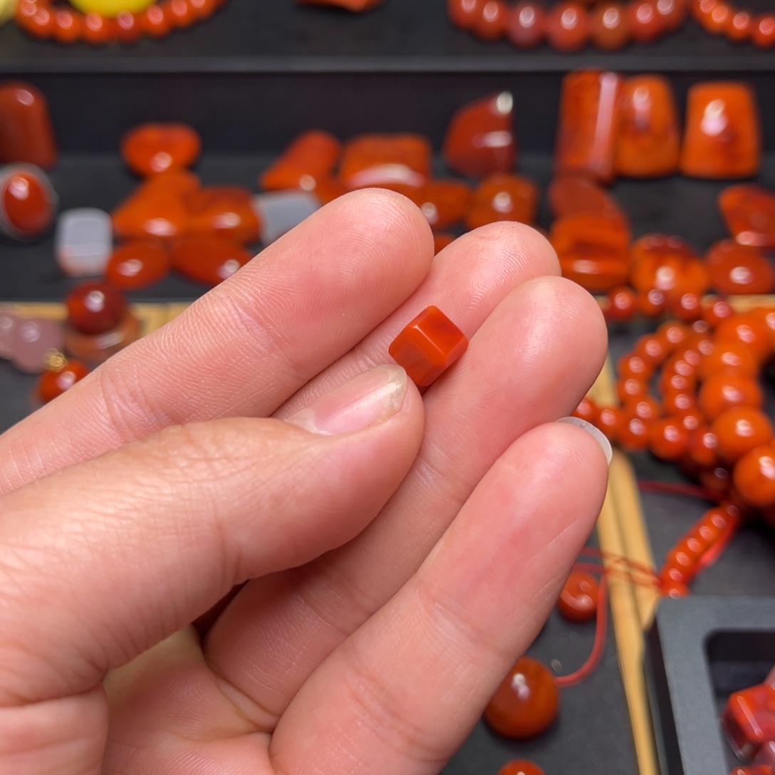 南红玛瑙珠宝奇石未镶嵌黄****室原矿柿子红满肉方糖7mm