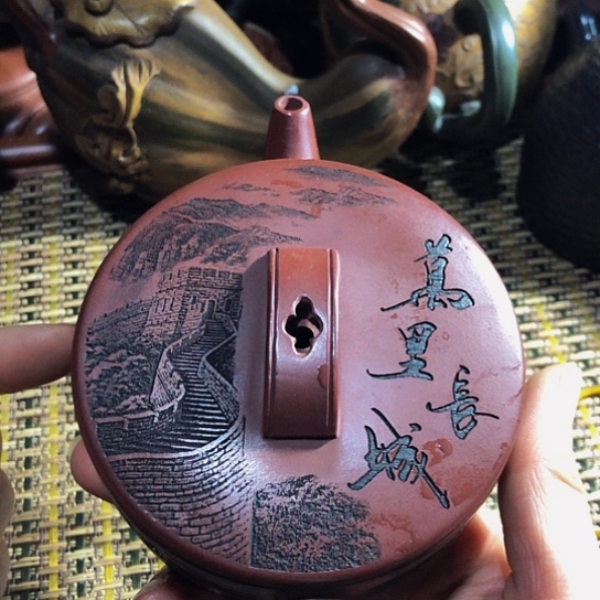 紫砂茶壶原矿泥料手工制作的紫砂壶。