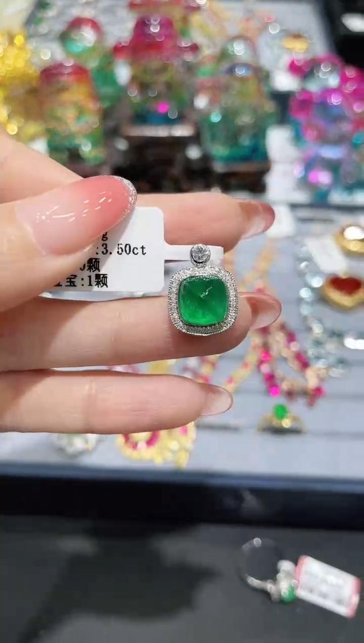 18K金镶嵌天然祖母绿吊坠唐塔款 约3.50ct