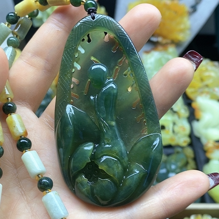 蛇纹石玉挂件未镶嵌