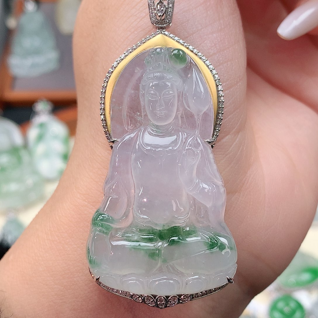 颈饰18K金镶嵌翡翠观音