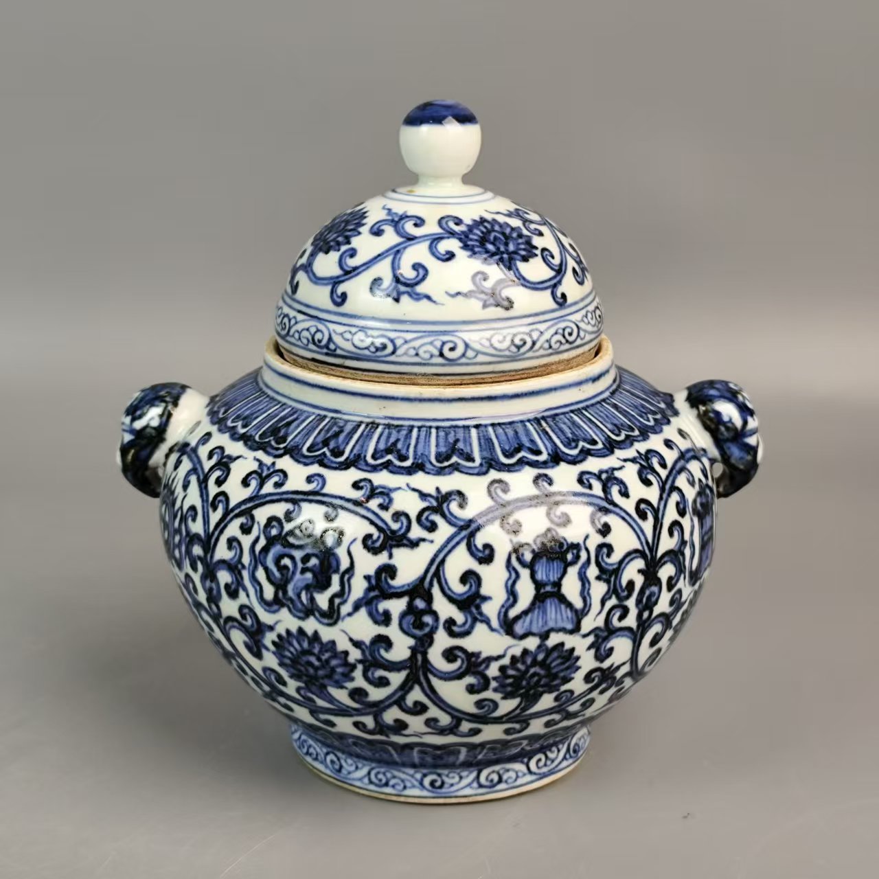 A明宣德青花莲托八宝纹双耳盖罐