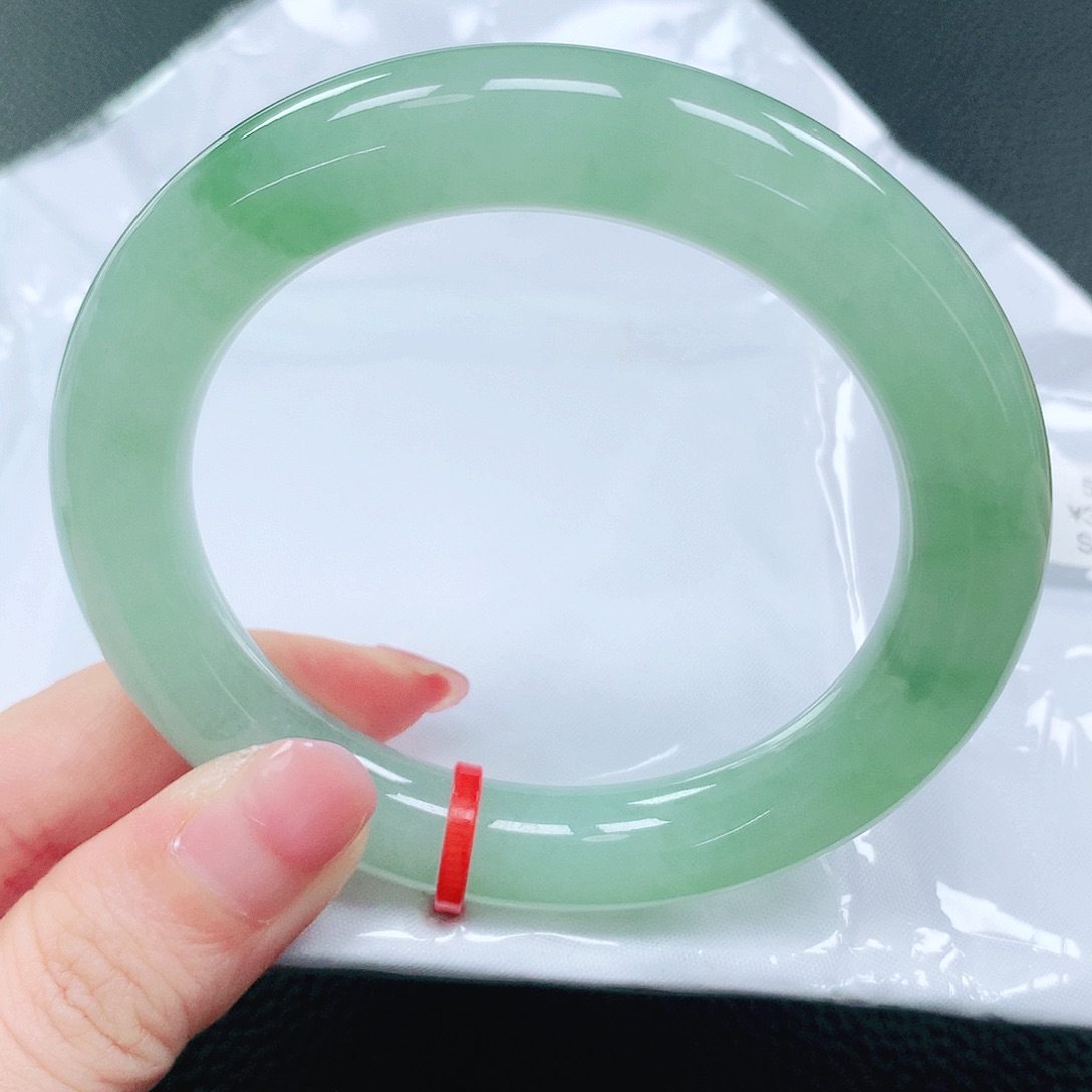 翡翠手镯未镶嵌56圈