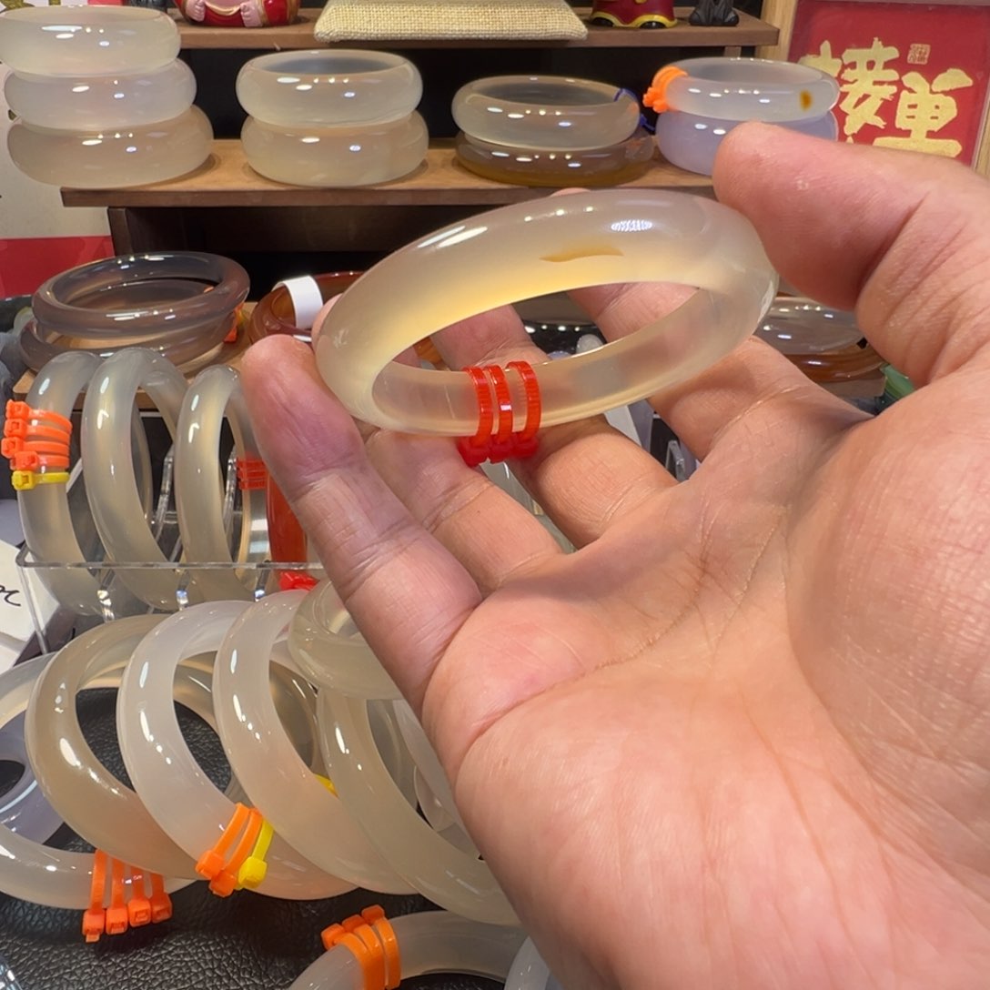 锦***锂玛瑙/玉髓手镯未镶嵌