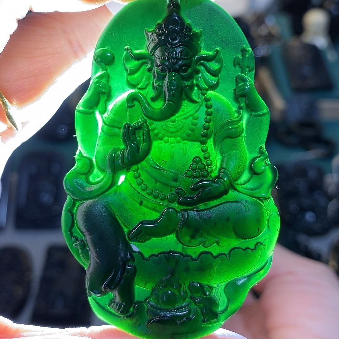 蛇纹石玉颈饰未镶嵌