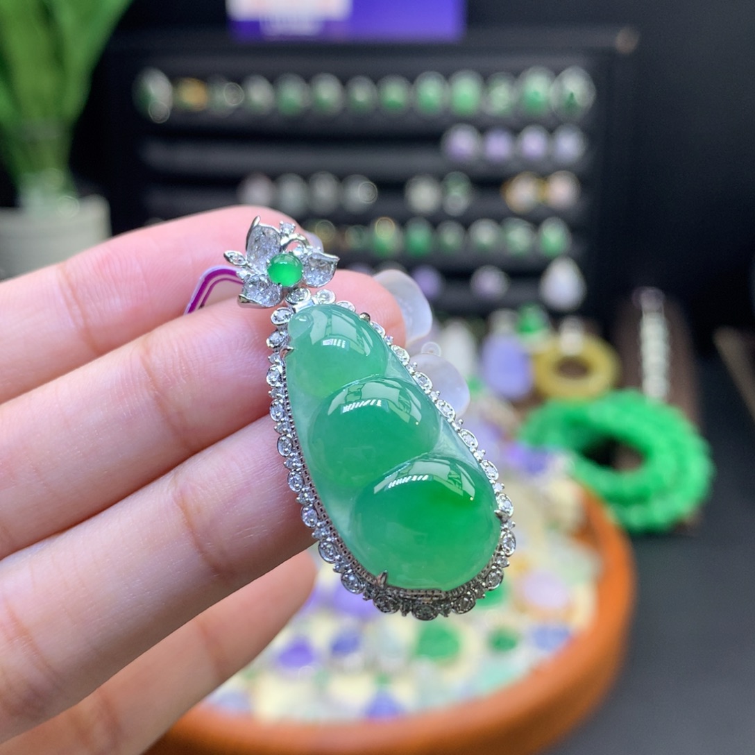 翡翠18K金镶嵌颈饰