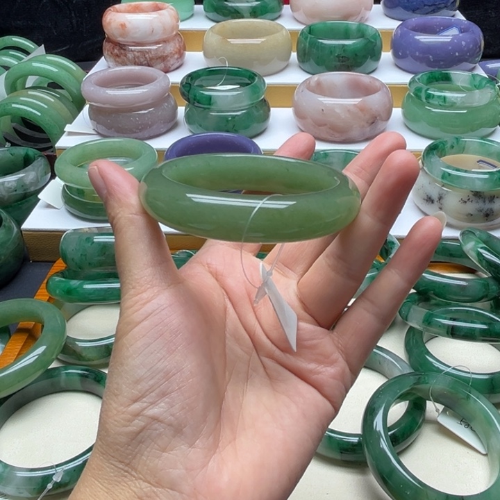 陈***彬石英质玉（非洲翠）未镶嵌手镯