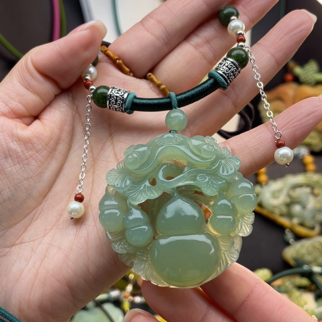 蛇纹石玉未镶嵌颈饰