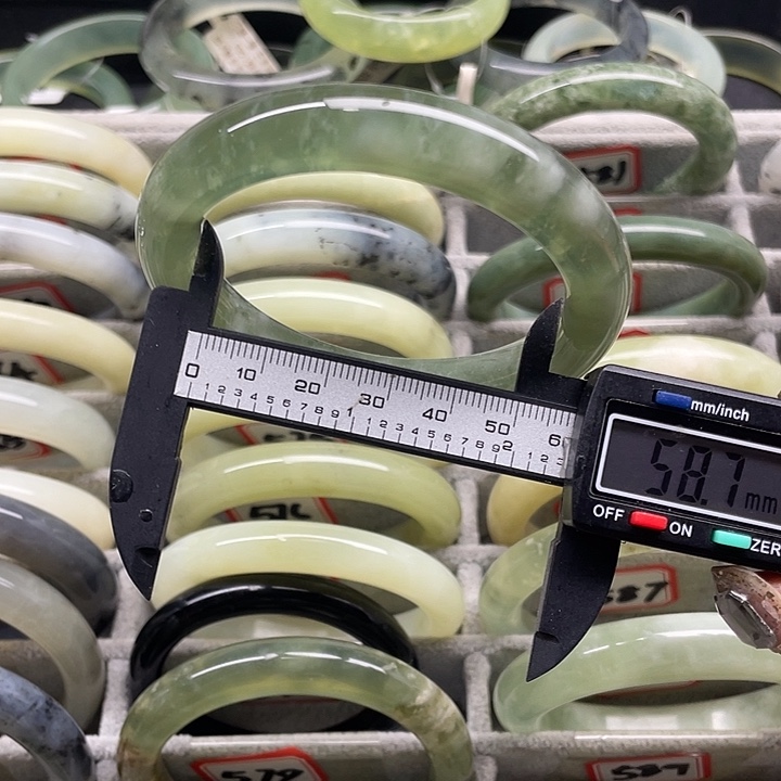 蛇纹石玉未镶嵌手镯582