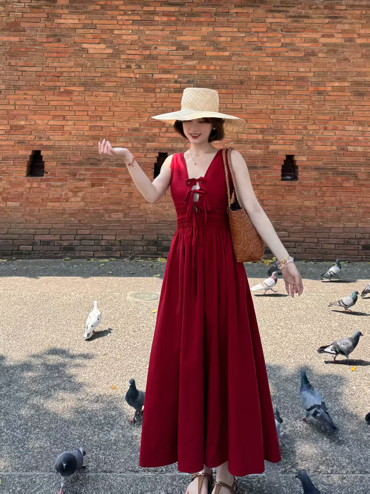 蕾英俊-轻时光-春季港风复古红色深V露背挂脖设计连衣裙-JF5892