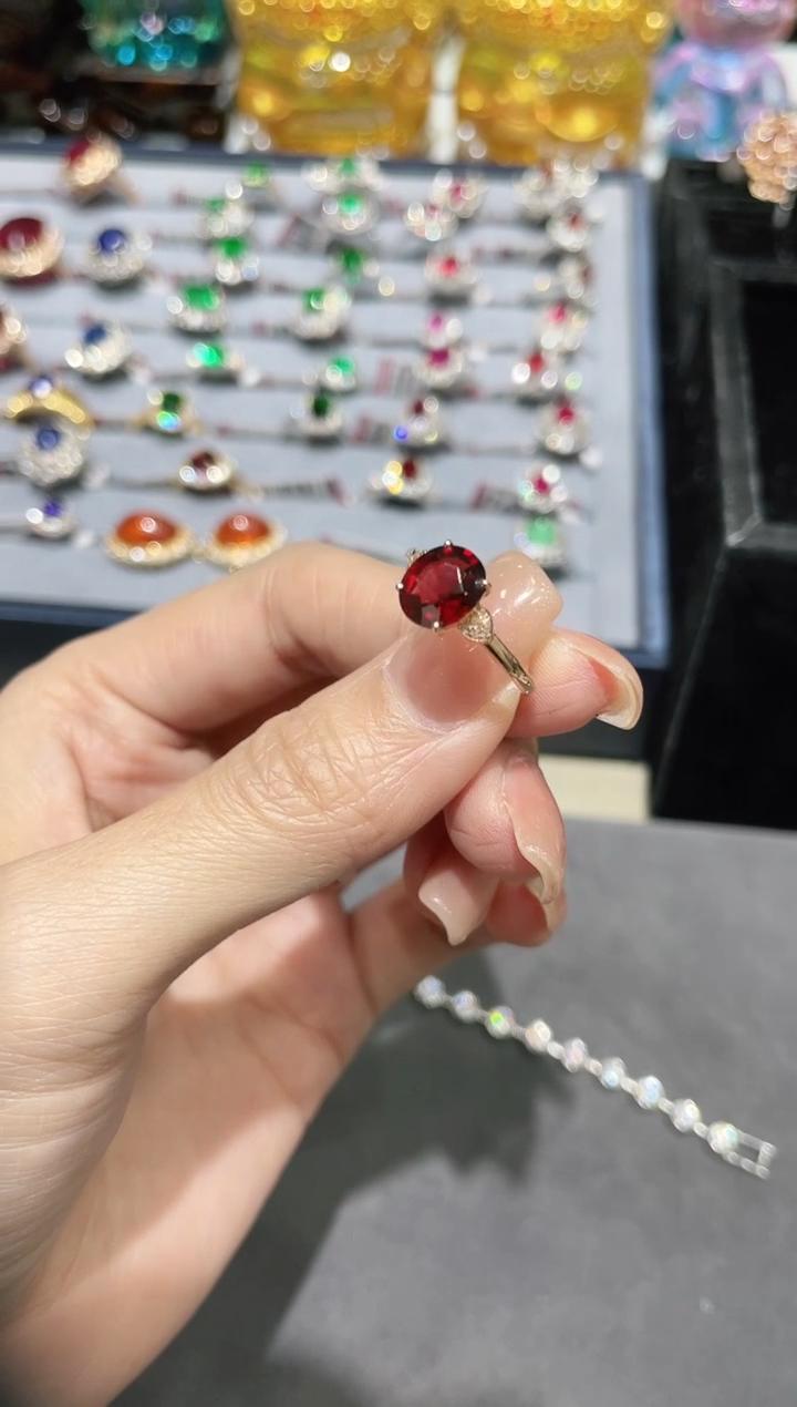 18K金镶嵌石榴石戒指